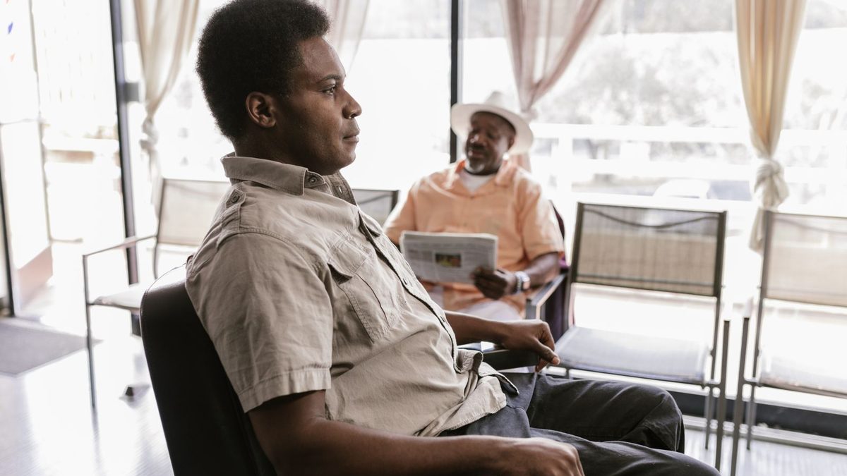 Salariés patientant assis en salle d’attente