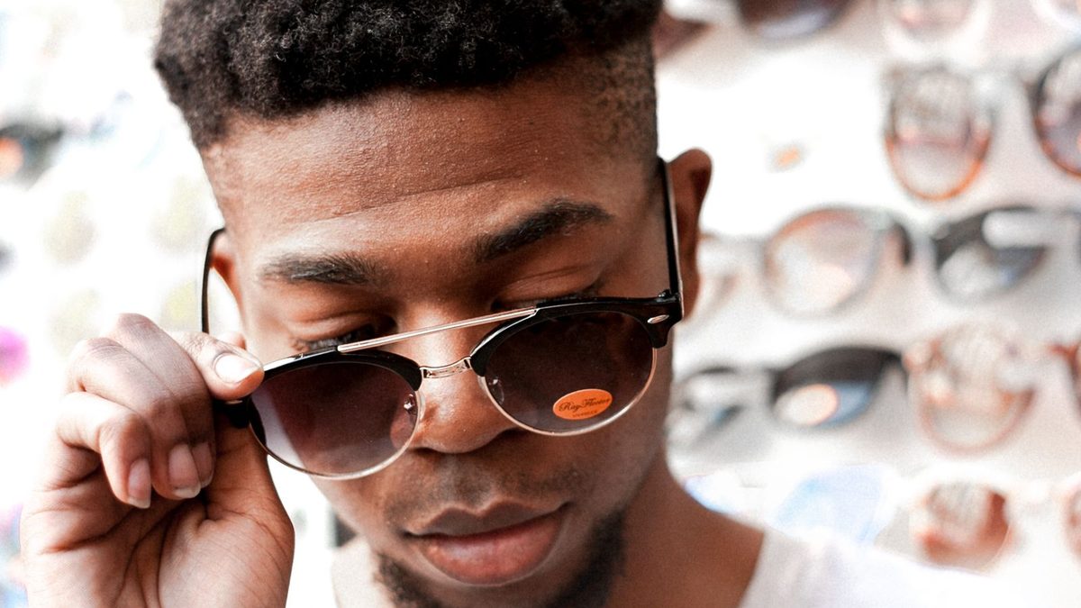 Essayage de montures de lunettes chez un opticien