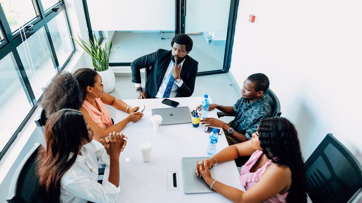 Réunion d’équipe dans les bureaux d’une entreprise