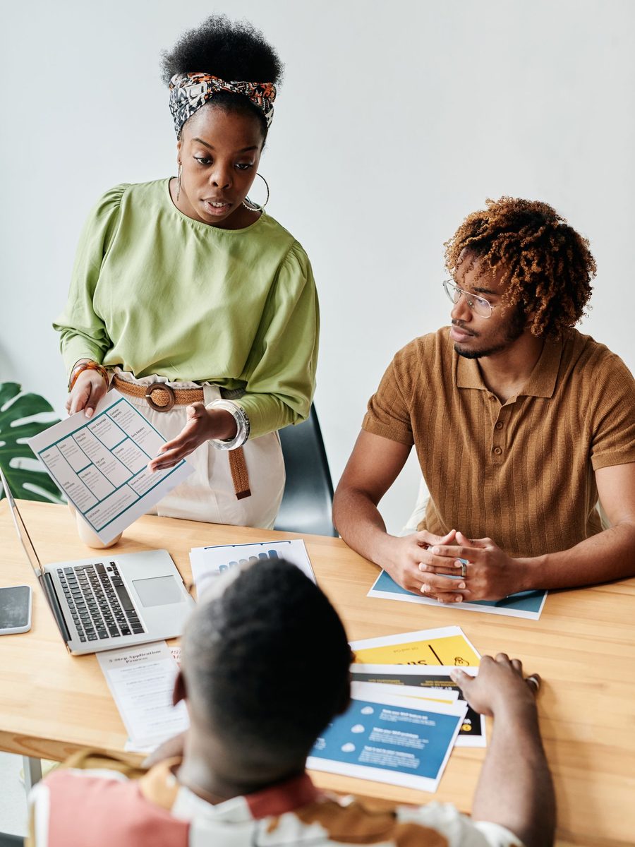 Réunion de travail autour d’une table avec documents