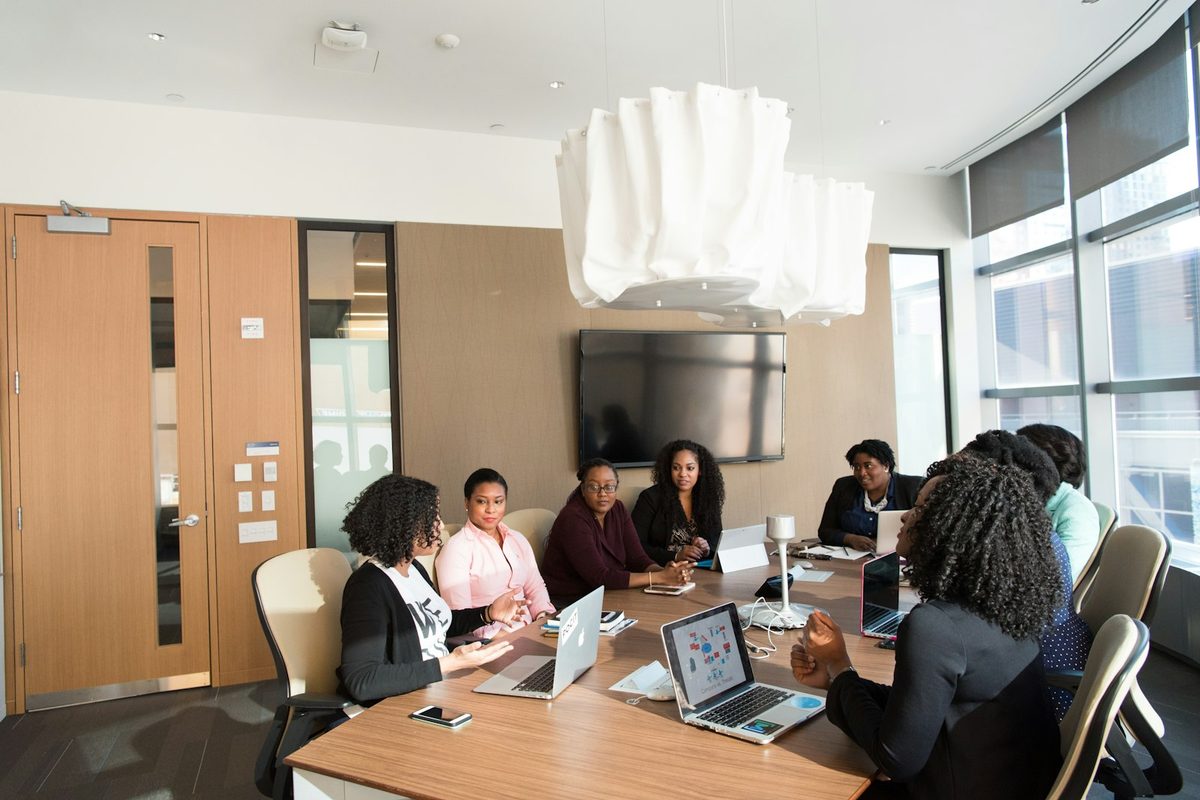 Réunion de travail dans une salle de conférence moderne